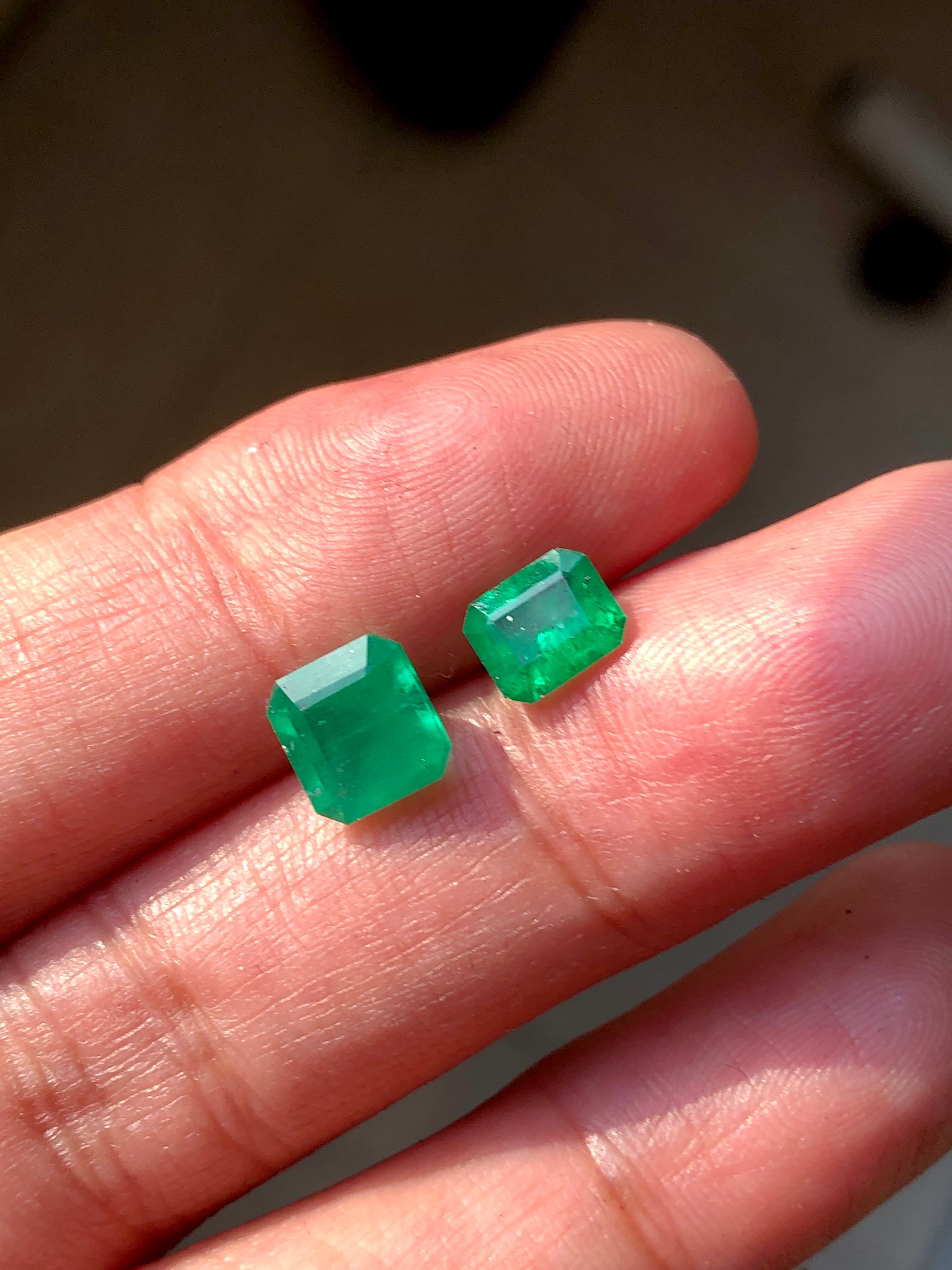 2 pieces vivid Green Swat Emeralds