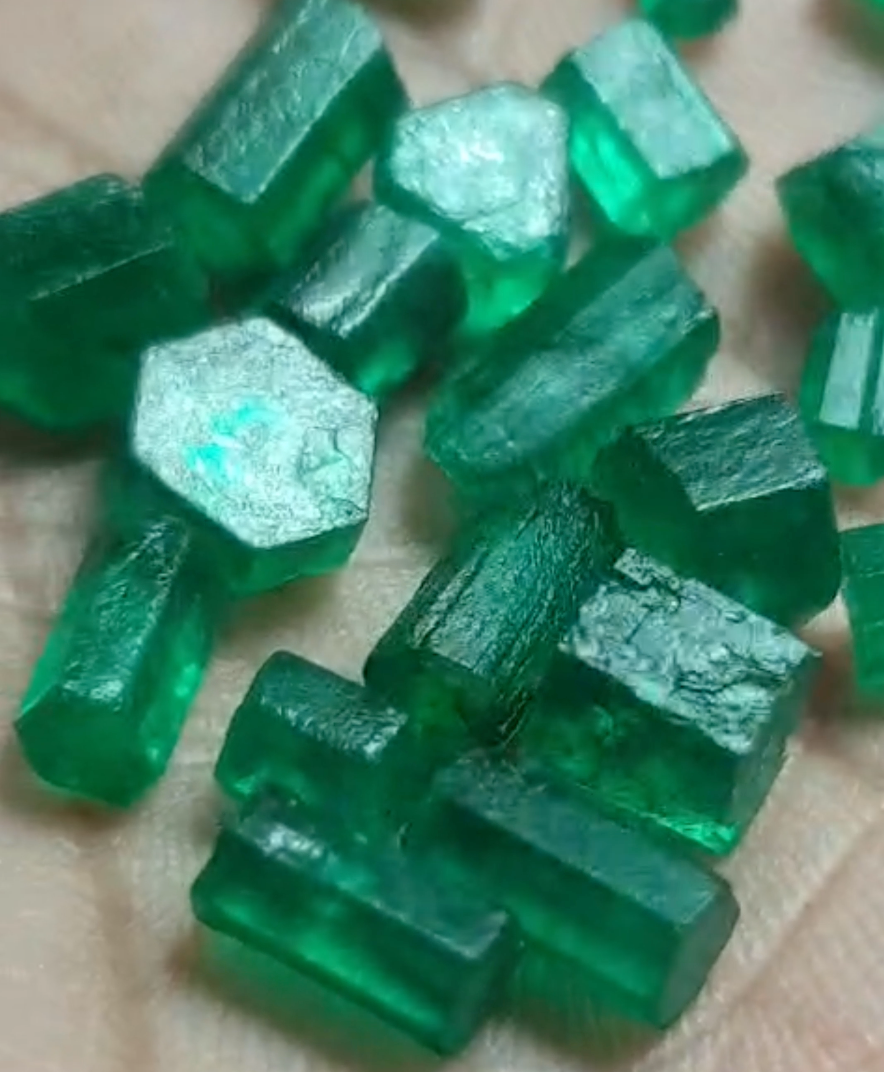 25 carats Raw Vivid Green Emeralds Stones for faceting