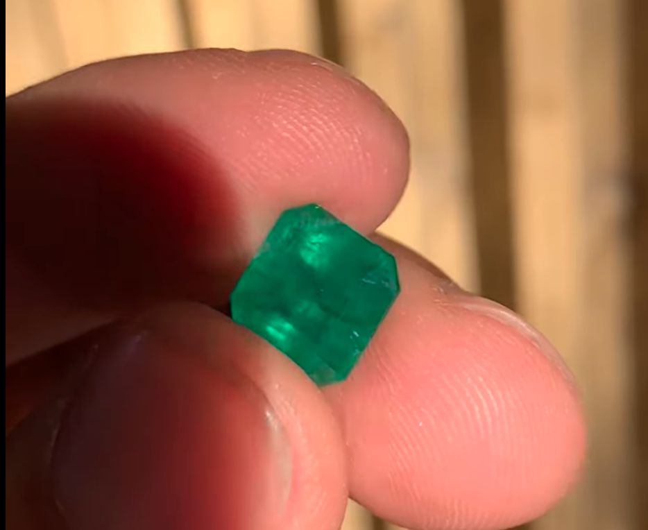 3.80 carats Cushion Natural Vivid Green Swat Emerald Gem