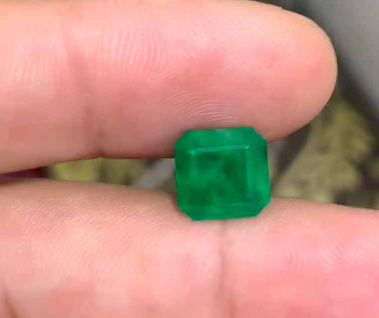 3.80 carats Cushion Natural Vivid Green Swat Emerald Gem