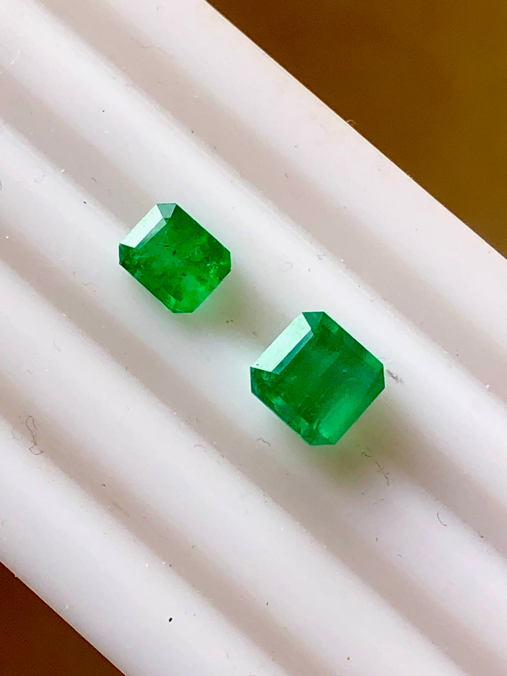 2 pieces vivid Green Swat Emeralds
