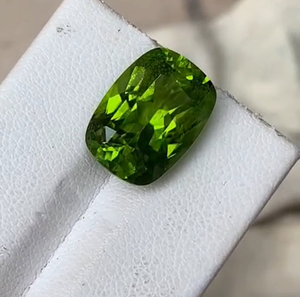 10 carats Octagonal Natural Green Peridot Loose Stone from Supat