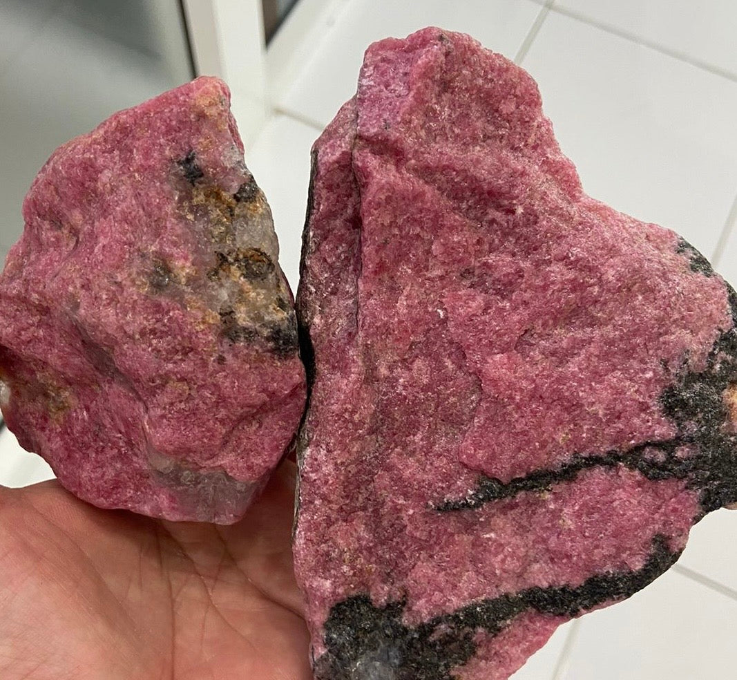 One kg Raw Rhodonite Stone For Lapidary Artists