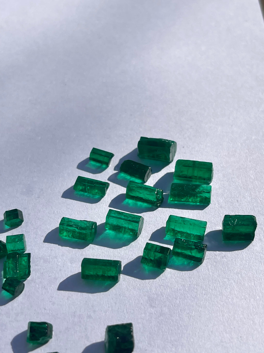 AAA Grade Top Quality Vivid Green Swat Emerald Facet Rough Stones Wholesale