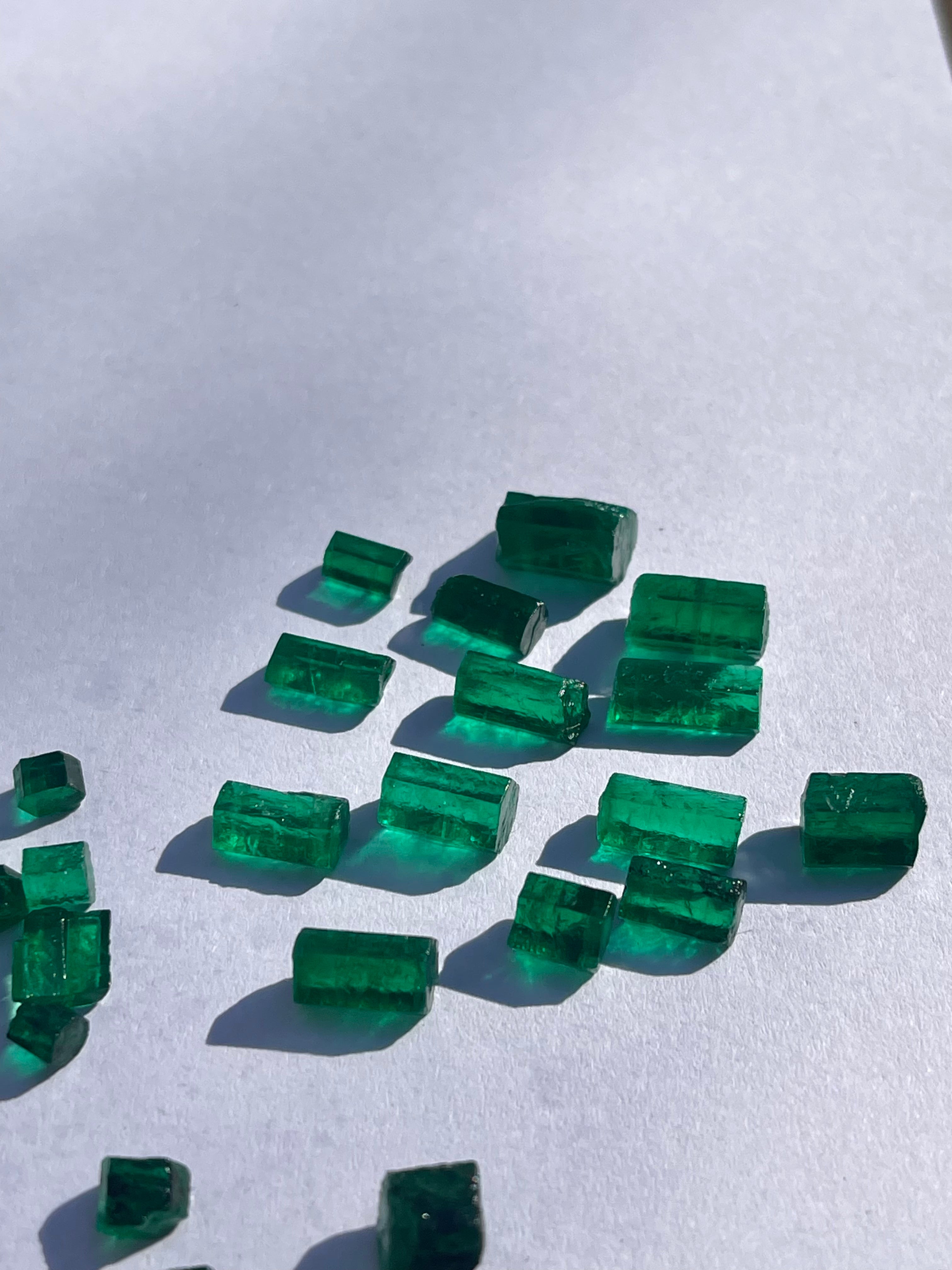 AAA Grade Top Quality Vivid Green Swat Emerald Facet Rough Stones Wholesale