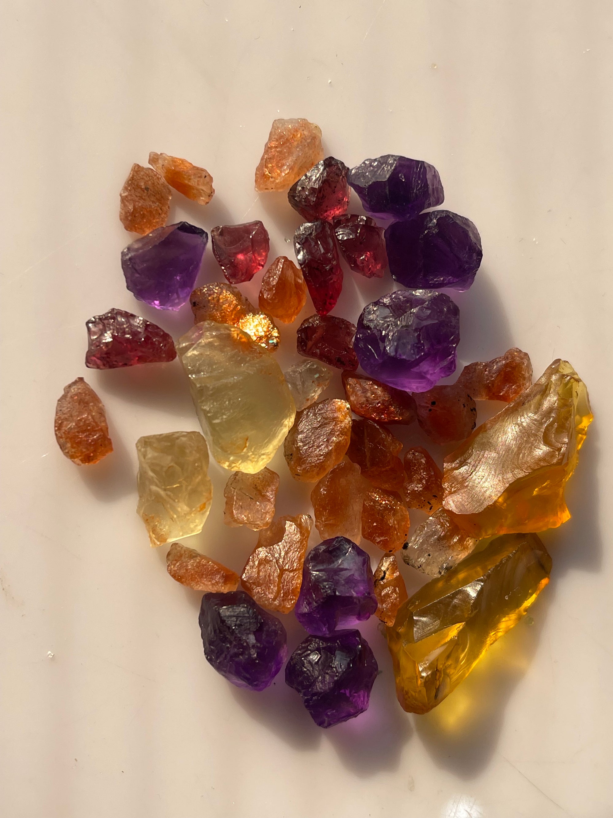 140 carats Deal of Raw Amethyst, Amber, Orthoclase, Garnet, Sunstone
