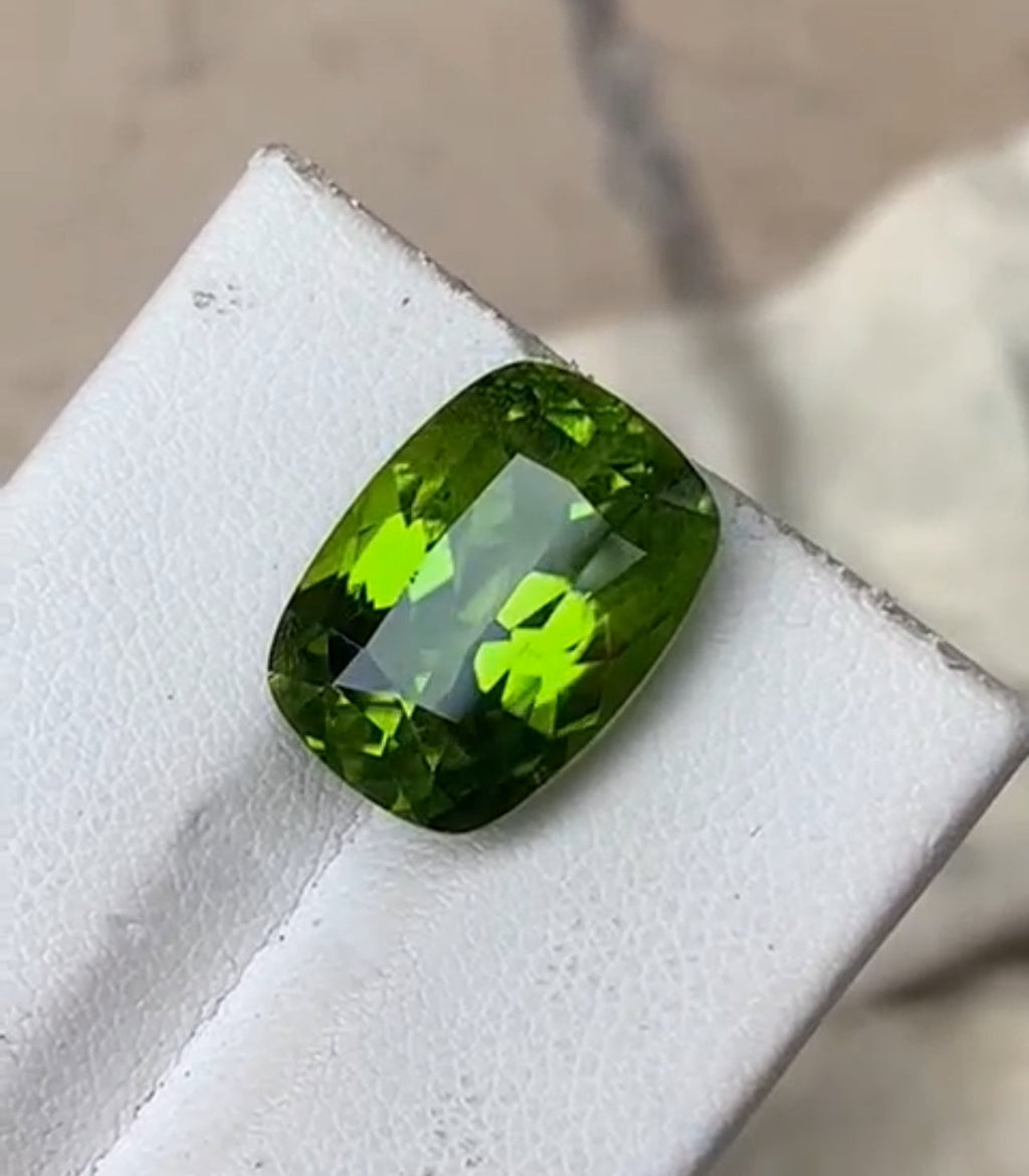 10 carats Octagonal Natural Green Peridot Loose Stone from Supat