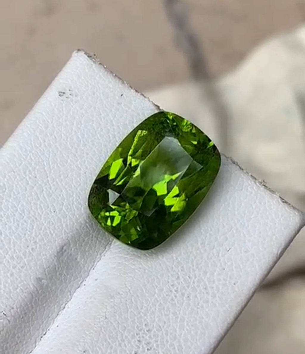 10 carats Octagonal Natural Green Peridot Loose Stone from Supat