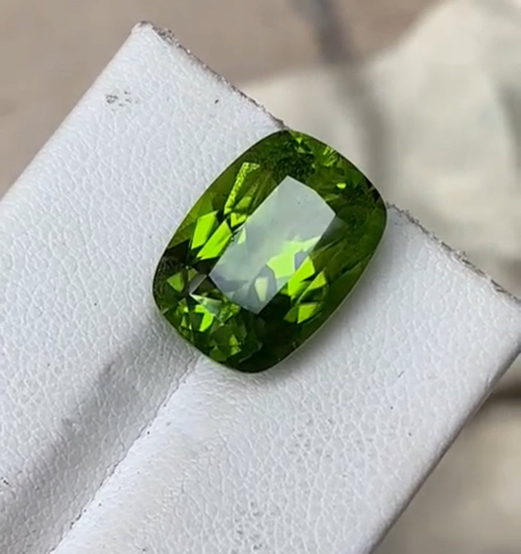 10 carats Octagonal Natural Green Peridot Loose Stone from Supat