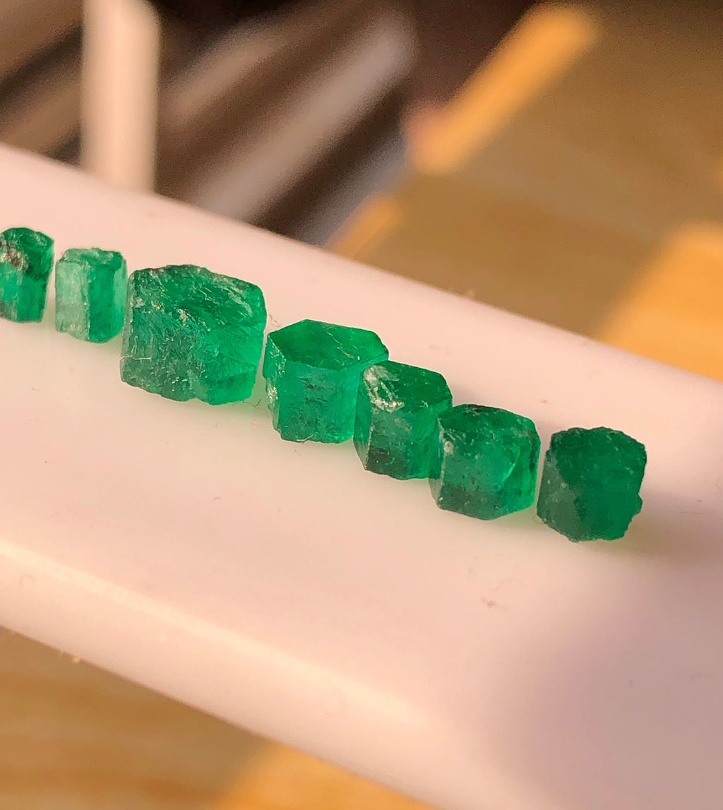 5.3 Carats Natural Vivid Green Rough Emeralds for Cutting