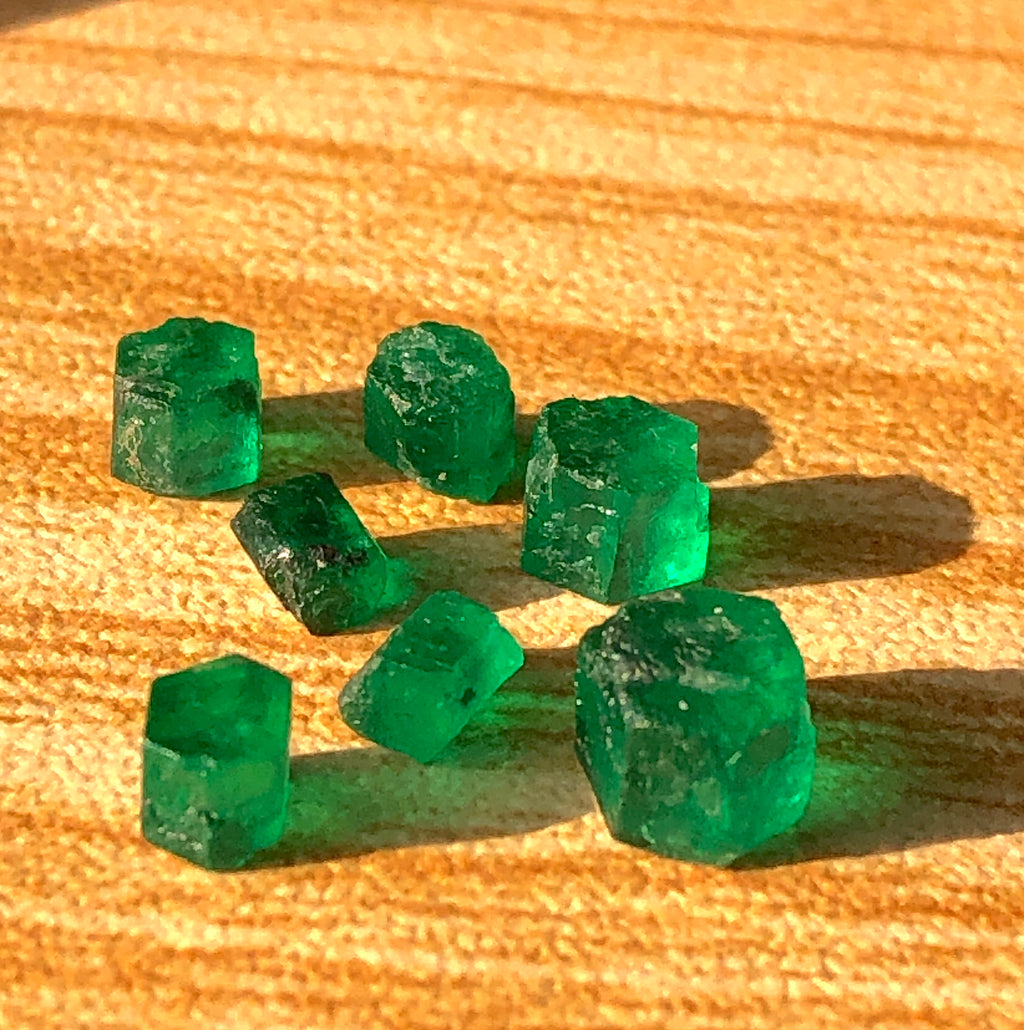 5.3 Carats Natural Vivid Green Rough Emeralds for Cutting