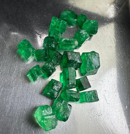 Rough Emerald Stone for faceting