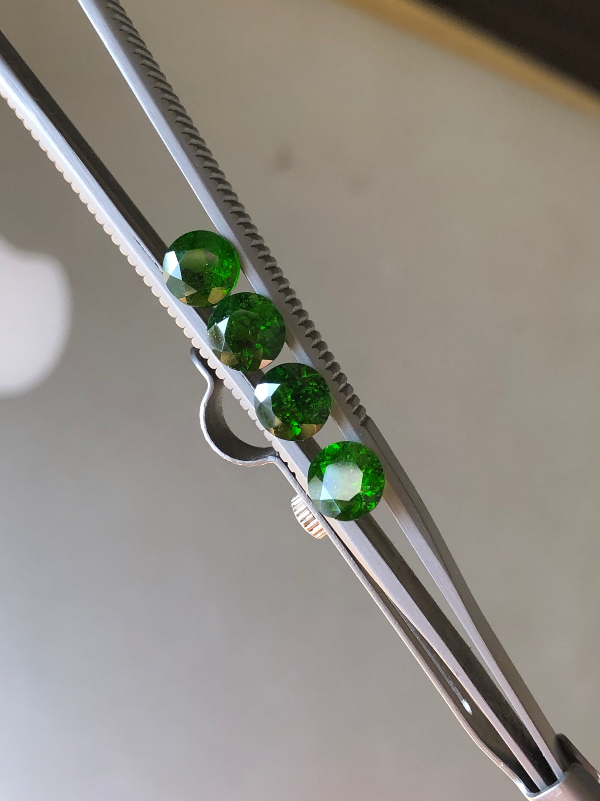 4 Pieces 2 Pairs Round Shape Green Chrome Diopside