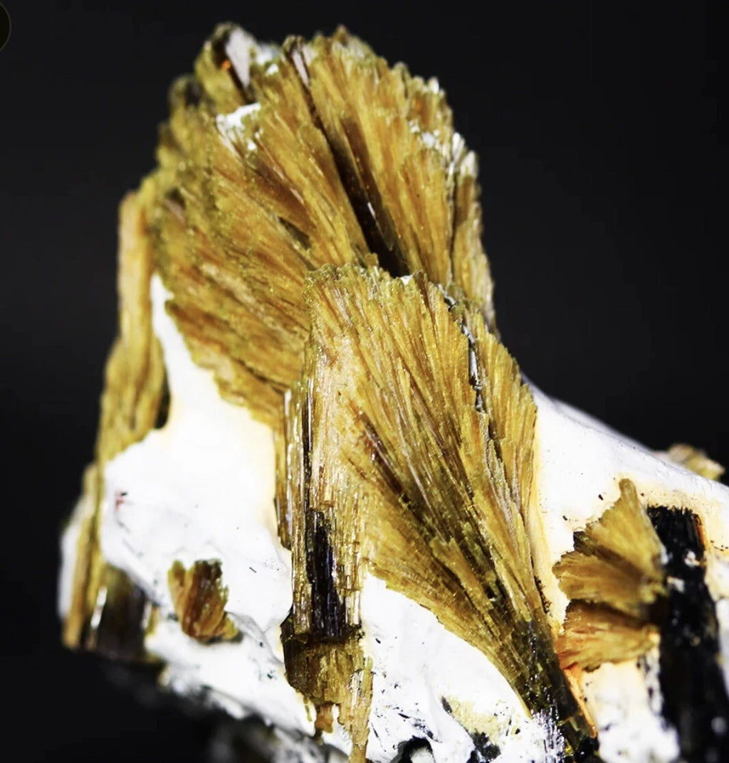 Yellow Unique Epidot Crystal 