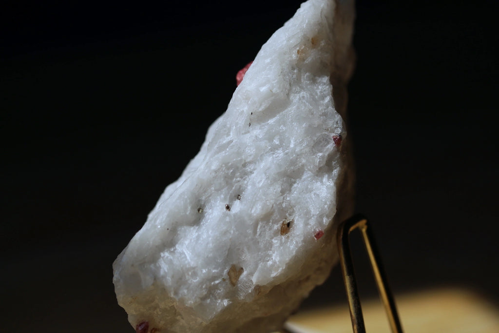 Exotic spinel crystal for display