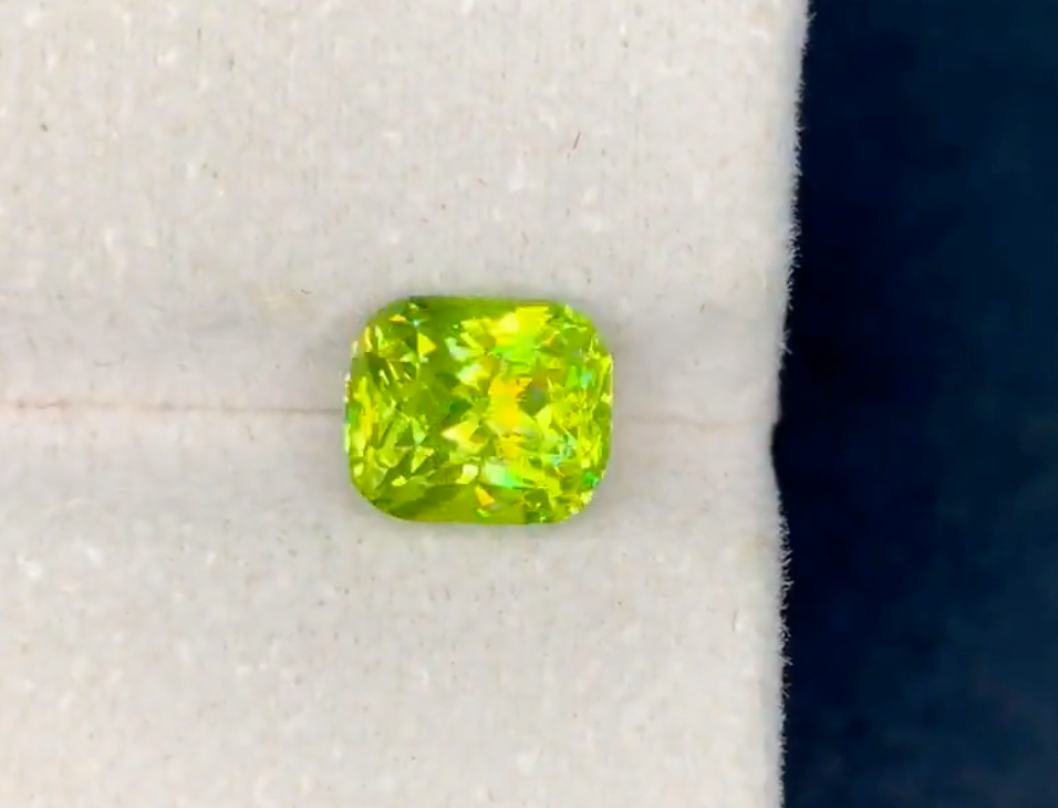 8x7mm 3.29 carats Natural Yellowish Green Sphene/Titanite