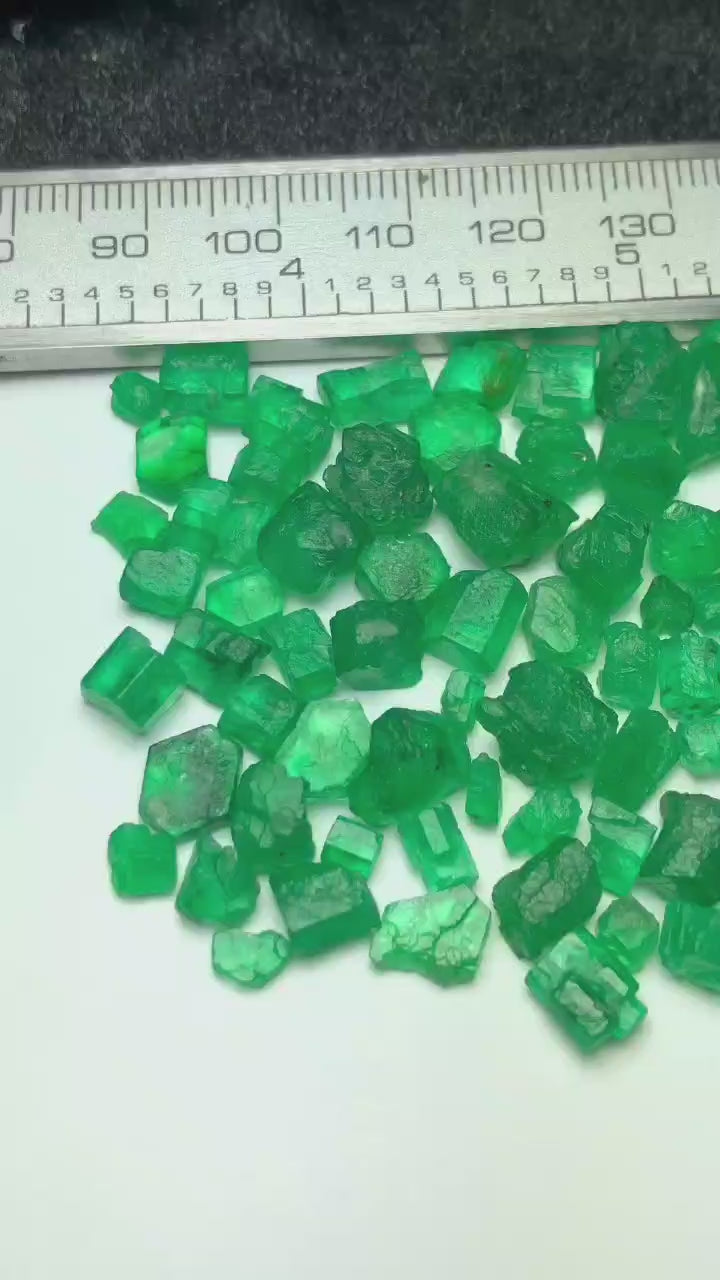 104 carats Parcel of Raw Emeralds for Cutting