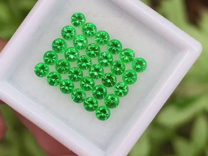 3 carats Tsavorite Garnets Round Brilliant - Green Garnets