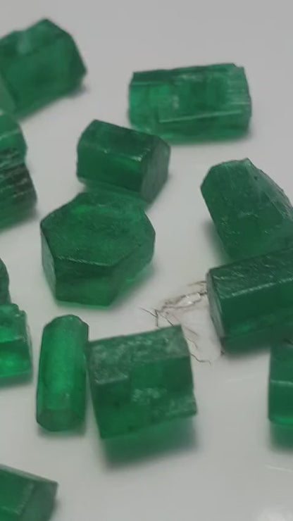 25 carats Raw Vivid Green Emeralds Stones for faceting