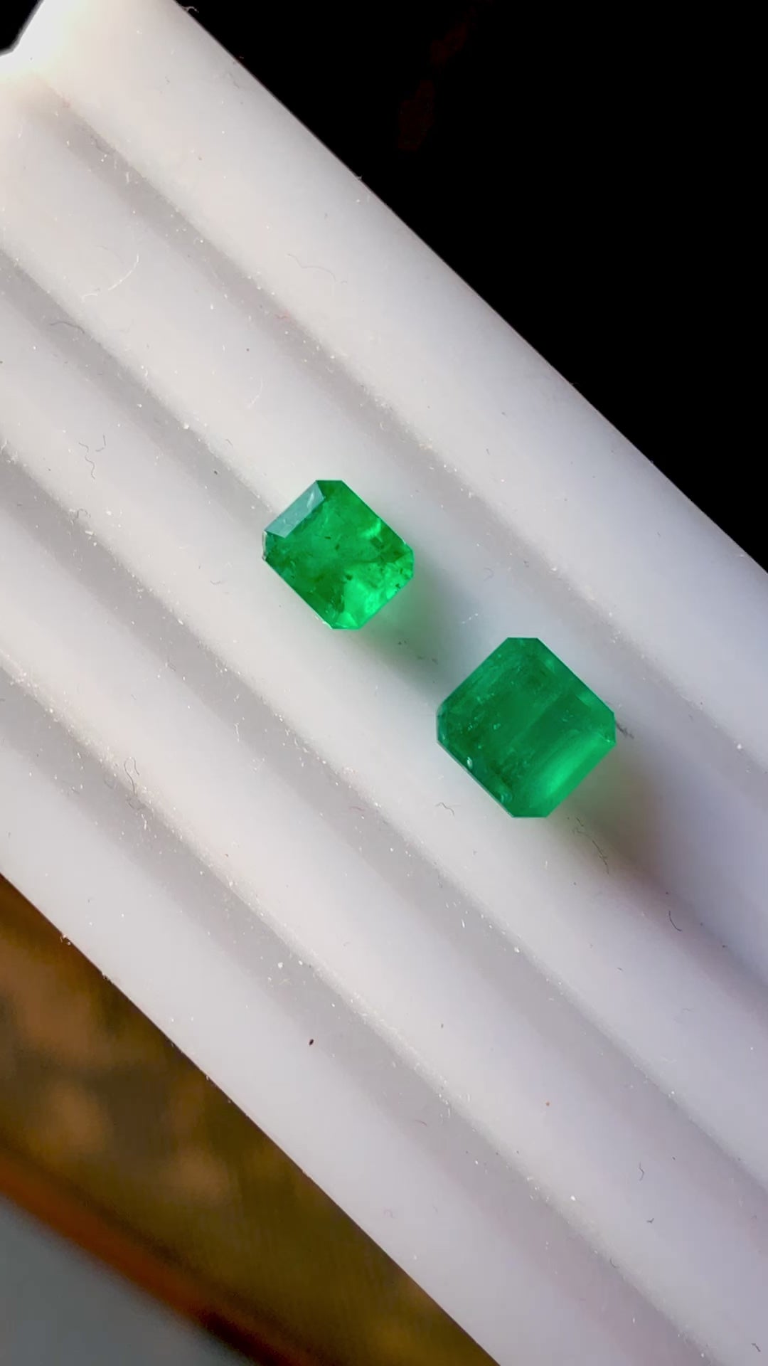 2 pieces vivid Green Swat Emeralds