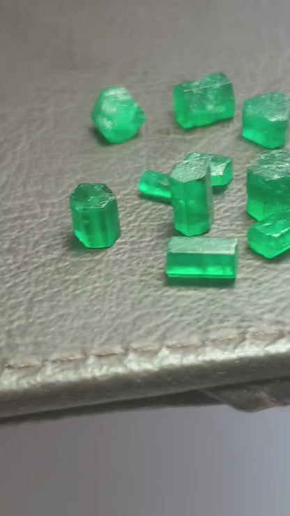 25 carats Raw Vivid Green Emeralds Stones for faceting
