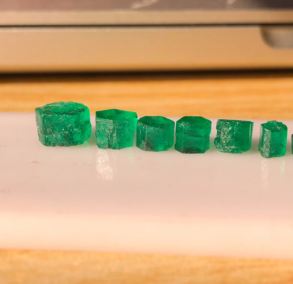 5.3 Carats Natural Vivid Green Rough Emeralds for Cutting