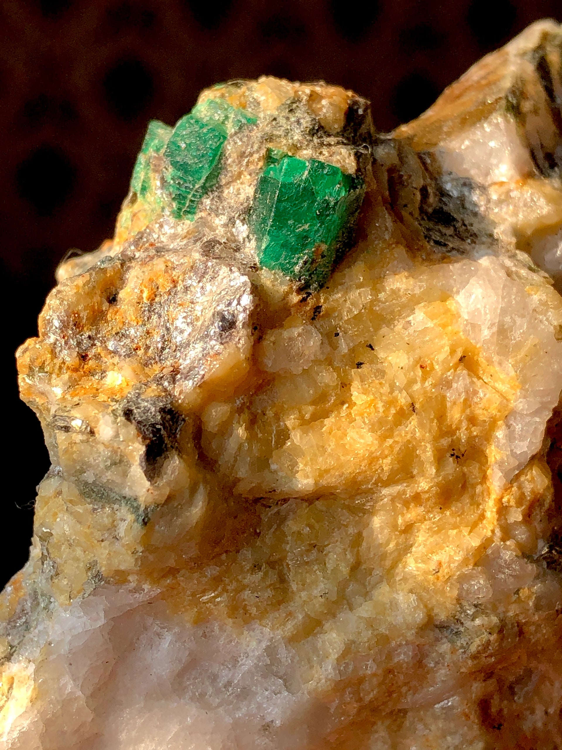 Natural Emerald Crystals With Matrix From Chatral valley Pakistan (パキスタンのシャトラル渓谷からのマトリックスを含む天然エメラルド結晶) 40 Grams Emerald Crystal on Matrix from Chitral Pakistan