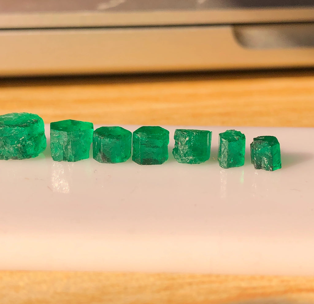 5.3 Carats Natural Vivid Green Rough Emeralds for Cutting