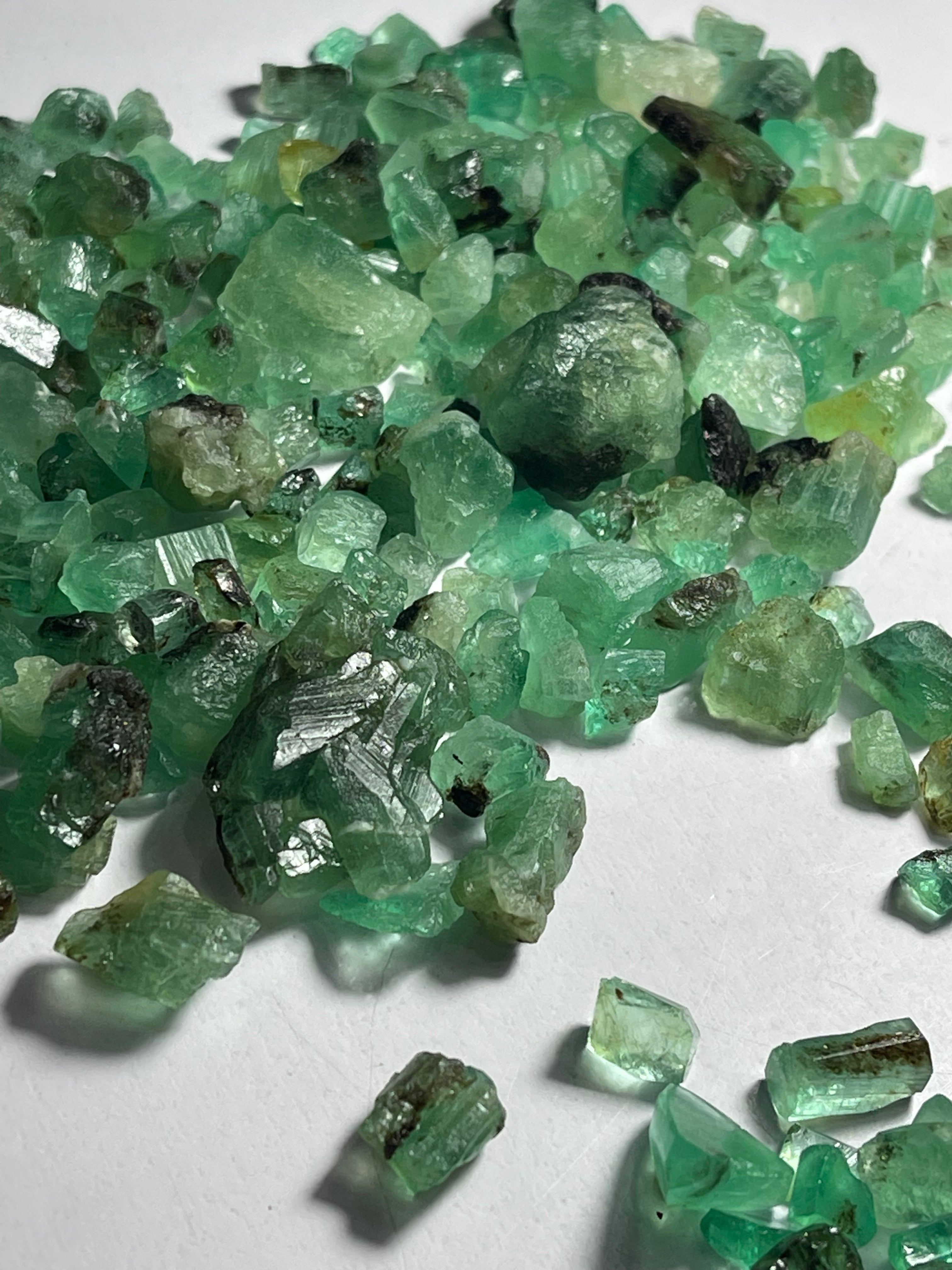 その他 Natural Emerald Crystals With Matrix From Chitral valley Pakistan Natural Green Color Emerald Specimen From Chitral Mine Pakistan